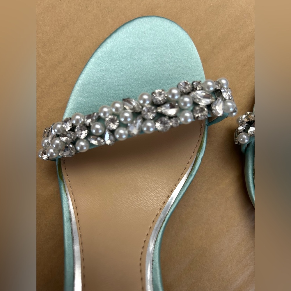 Jewel Badgley Mischka Mint Green
Sandals with Silver Jewel Embellishments - Picture 5 of 8